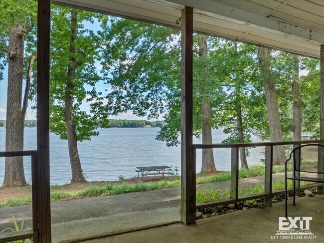 Building Photo - Welcome to this 3 Bedroom, 2 Bath Home in Wildwood Point!