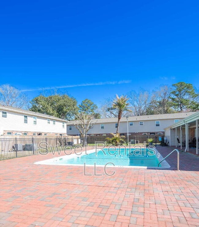 Building Photo - 415 Parkdale Dr