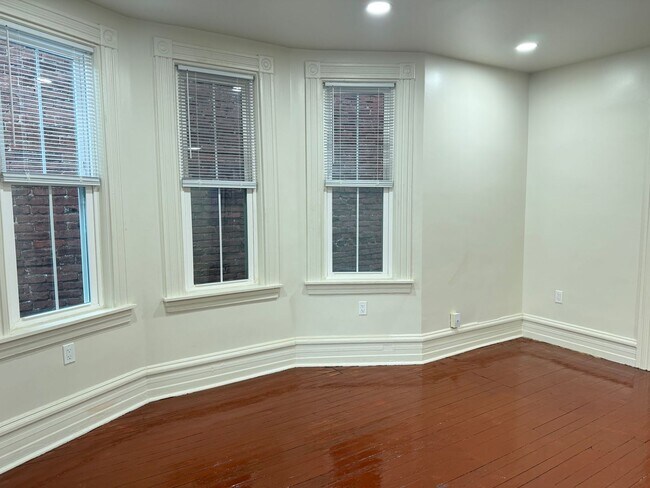 Building Photo - Newly Renovated 3 Bedroom 2 Bathroom Apartment in Prime Location - Washer/dryer in unit!
