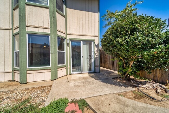 Building Photo - Spacious 4-Bedroom Home Near Happy Park