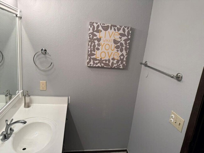 Building Photo - 907 E Meadowmere Ln