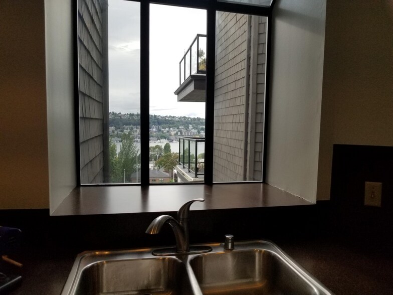 Kitchen baywindow - 1931 Broadway E