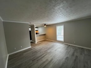 Building Photo - 5850 Century Oaks Dr