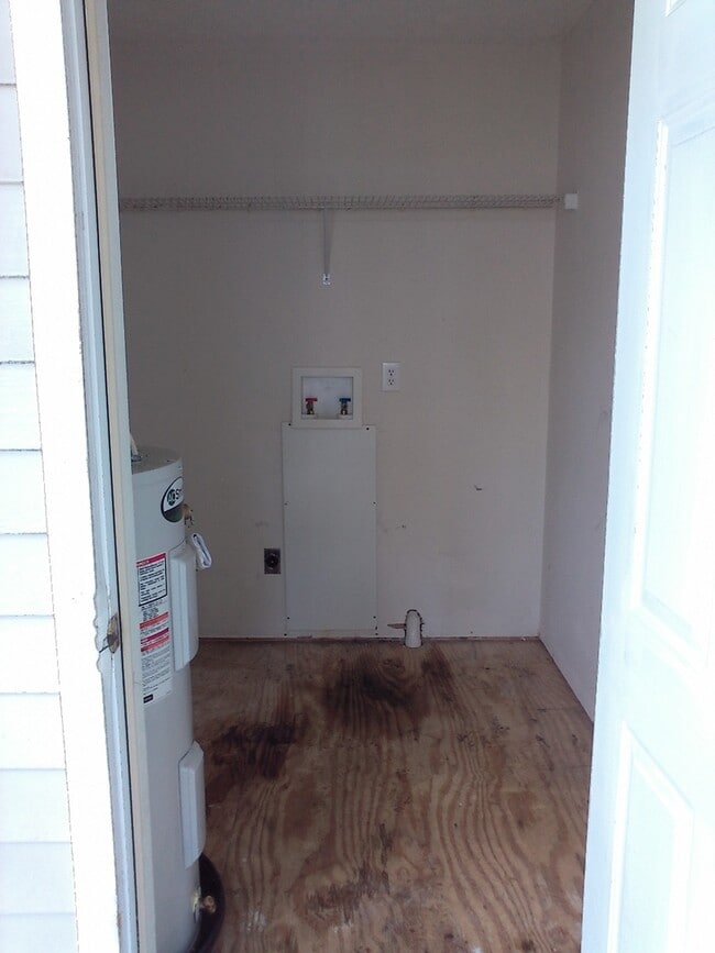 Building Photo - 2 Bedroom, 1 bath apartment Upstairs Unit