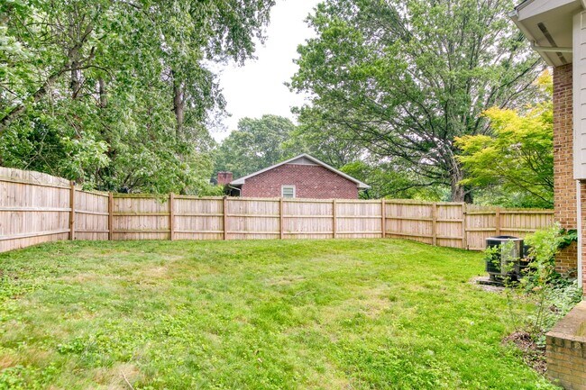 Building Photo - 4 bed/3 bath Walk to Lane Stadium Pet Frie...