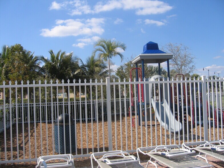 Building Photo - 2271 NE 42nd Cir