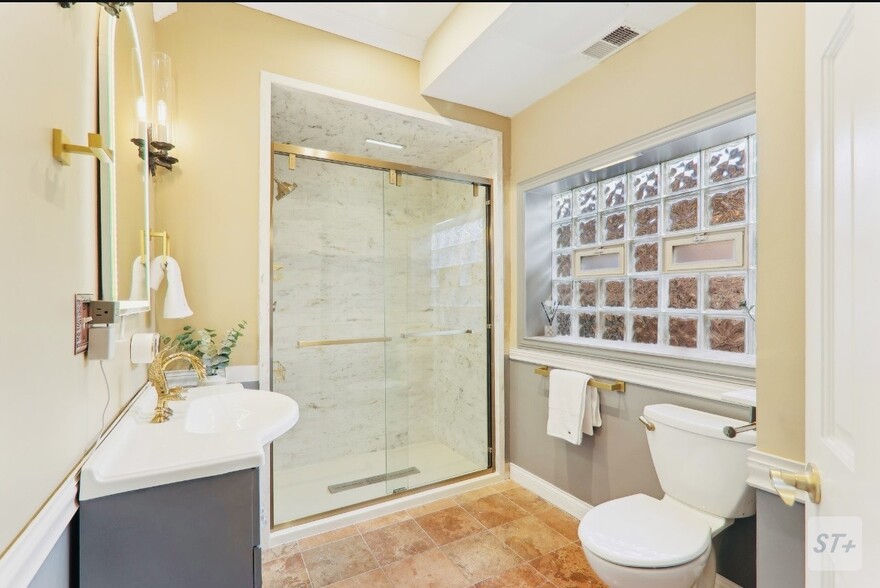 Main Bathroom - 708 N Rockwell St