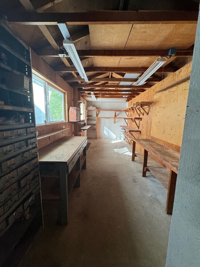 Building Photo - Canyonville 3 Bedroom 2 Bath with Garage a...