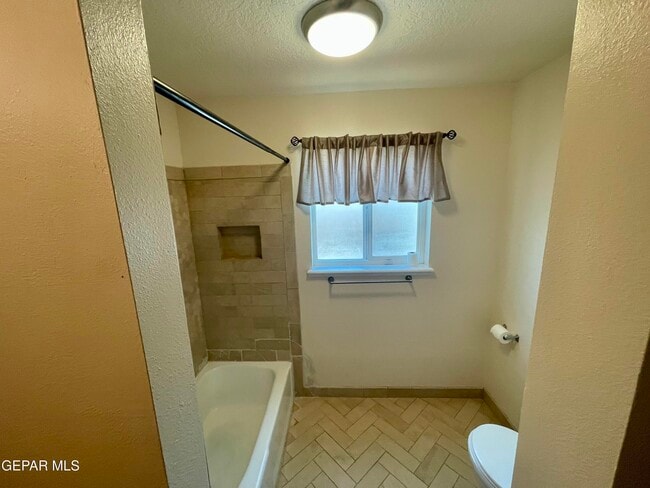 Building Photo - 9004 Lait Dr