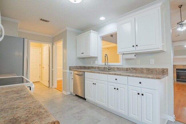 Building Photo - Updated 3 Bedroom Ranch