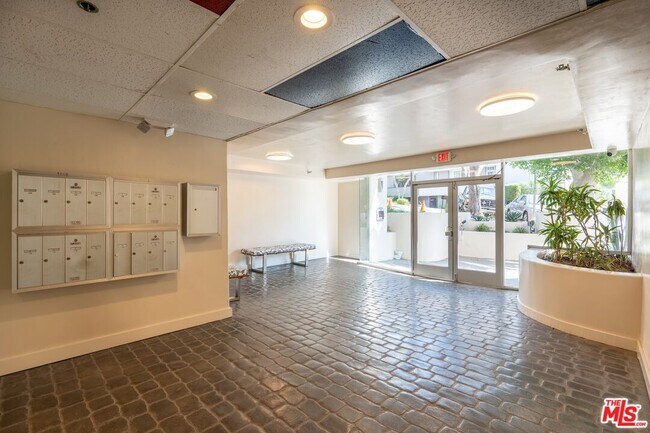 Building Photo - 1129 Larrabee St