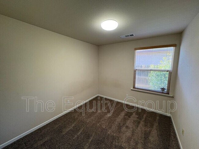 Building Photo - 1422 E Mesa Ct