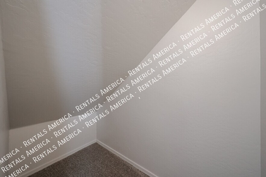 Building Photo - 4714 E Laurel Ave