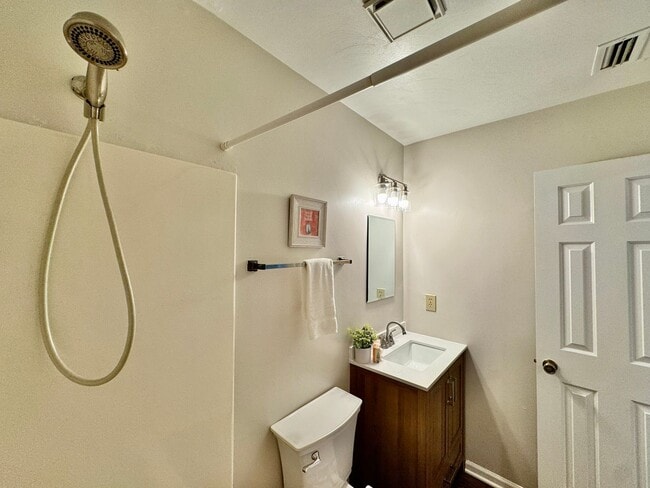 Building Photo - Completely Updated & Ready NOW! New Floori...