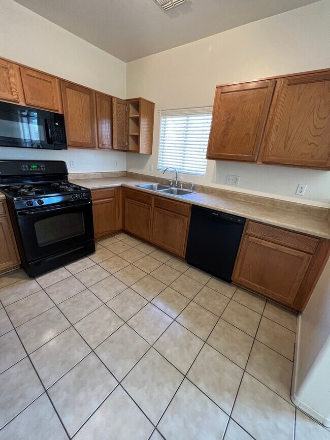 Building Photo - HOUSE FOR RENT