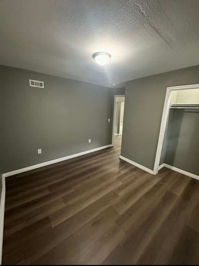 Building Photo - This is a 3bedroom 1 Full bathroom house which has a spacious living room, dining room and full k...