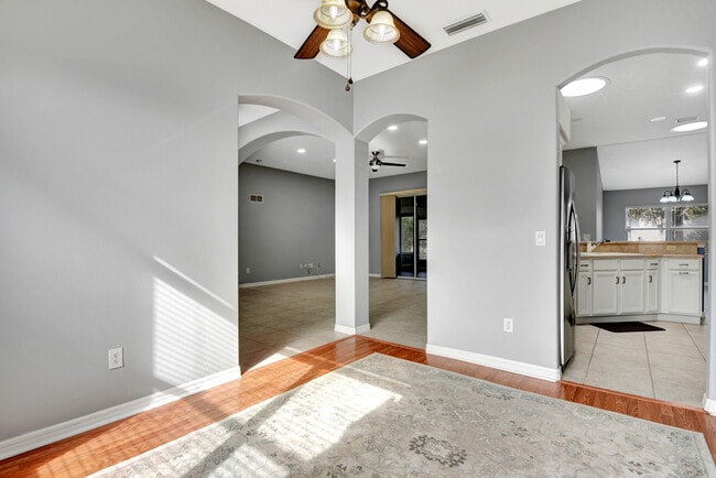 Building Photo - 11 Manderley Ln