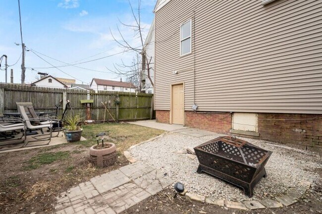 Building Photo - 718 E Pearson St
