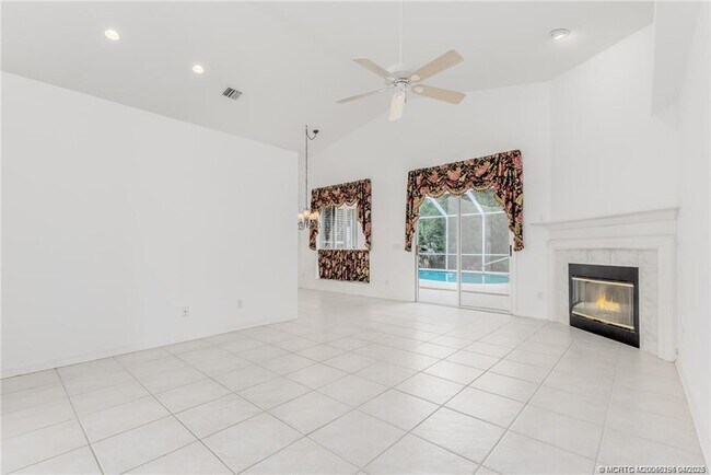 Building Photo - 376 NW Canna Way