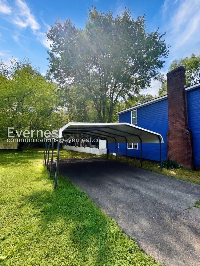 Building Photo - 2 Bed, 1 Bath Home with Off-Street Parking / Pet-Friendly / Available Now!