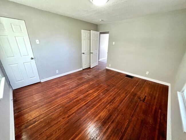 Building Photo - Pointview Home