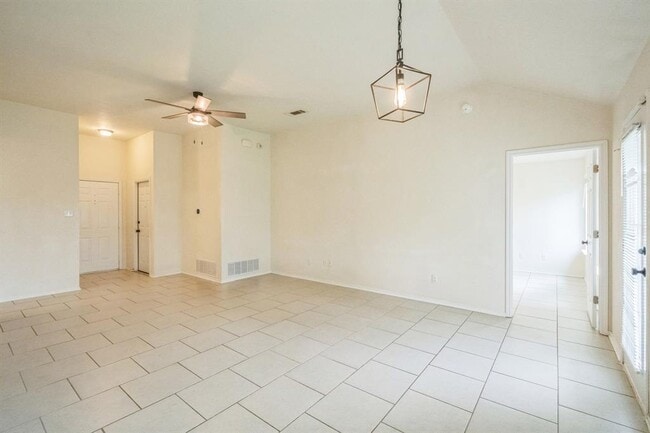 Building Photo - 224 Amber Ln