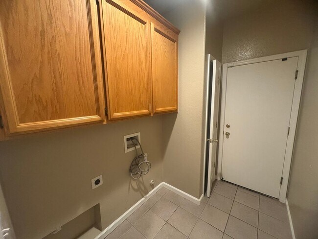 Building Photo - Spacious 4 Bedroom Home in Elk Grove