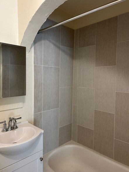 Building Photo - 815 11th St