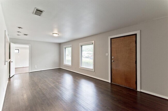 Building Photo - 515 Brookhurst Dr