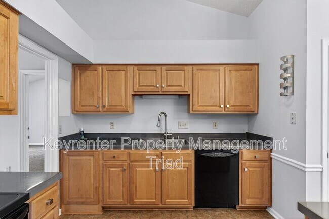 Building Photo - 10 Manor Ridge Ct