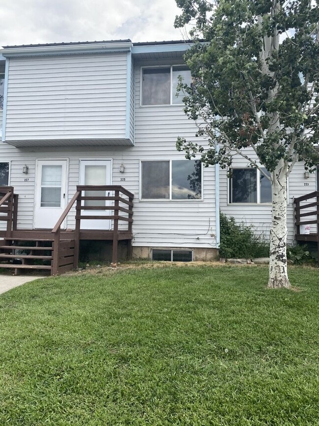 Building Photo - City of Gunnison Spacious 2 bedroom/2.5 bath!