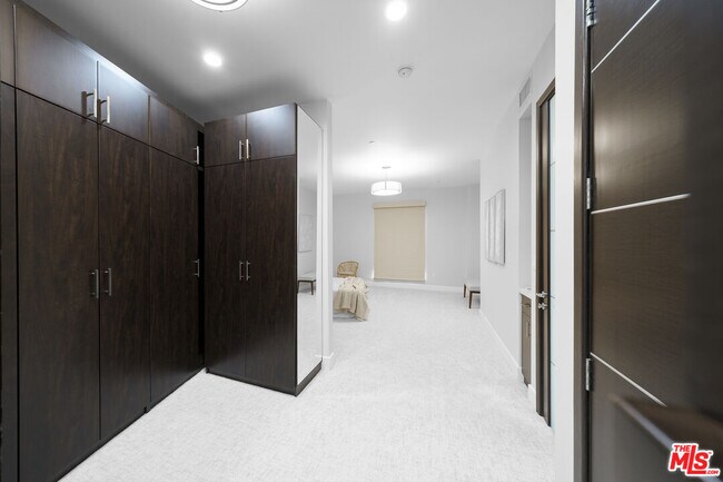Building Photo - 1318 S Roxbury Dr