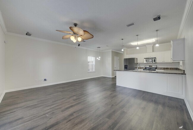 Building Photo - 6440 Summer Oak Dr