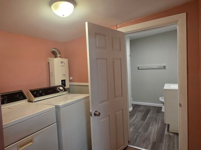 Building Photo - Knoxville 37921 - 3 bedroom 1 bath - call Lisa Vineyard or Shannon Russell 865-216-9334