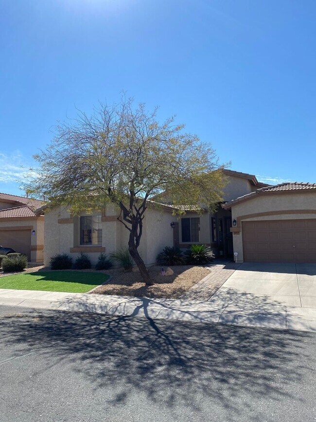 Building Photo - Upgraded and Spacious 5 Bed/3 Bath in Northwest Phoenix