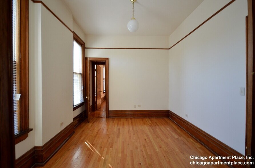 Building Photo - 2214 N Kenmore Ave