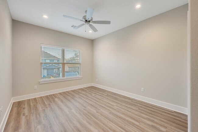 Building Photo - 212 Tee Dr