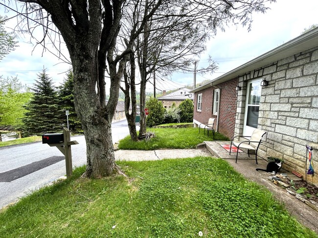 Building Photo - Charming Ranch Right Off W King Street!