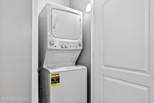 Building Photo - 1537 W Market St