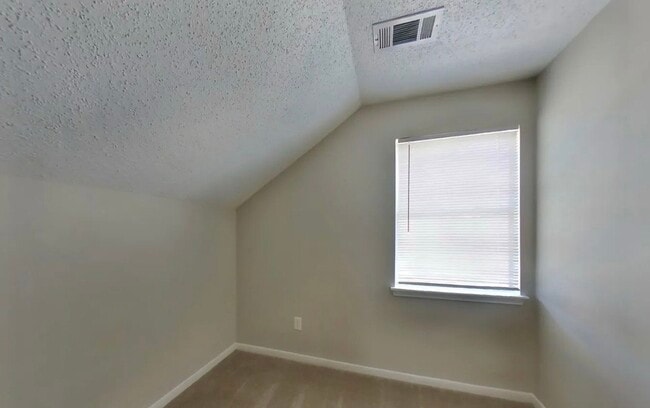 Building Photo - MOVE IN READY