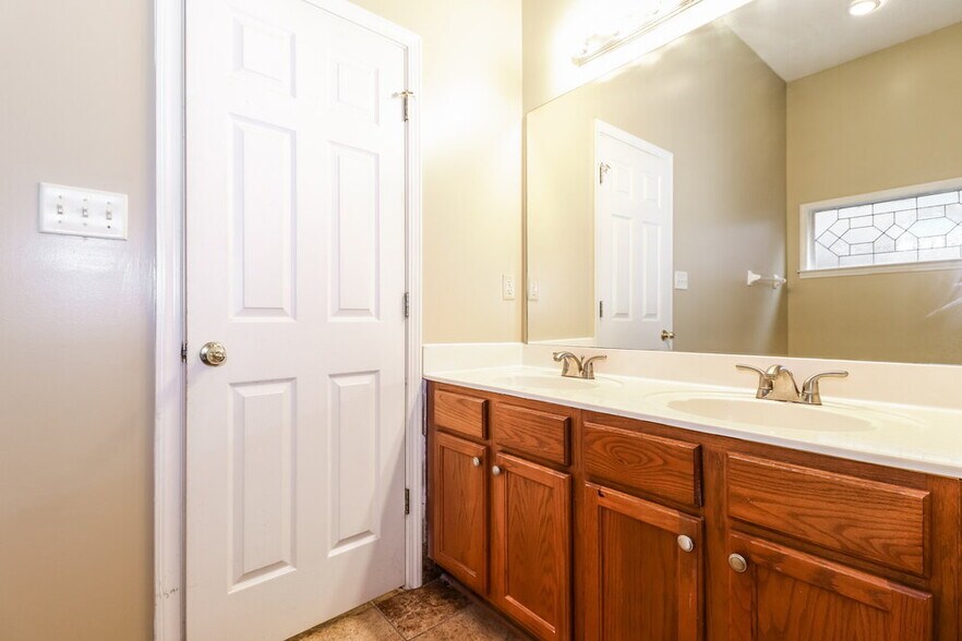 Building Photo - 8691 Overcup Oaks Dr