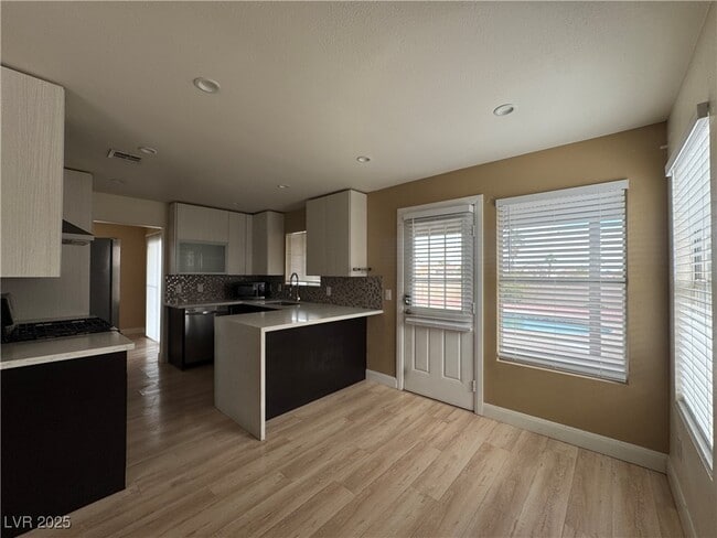 Building Photo - 4454 Bertram Ln