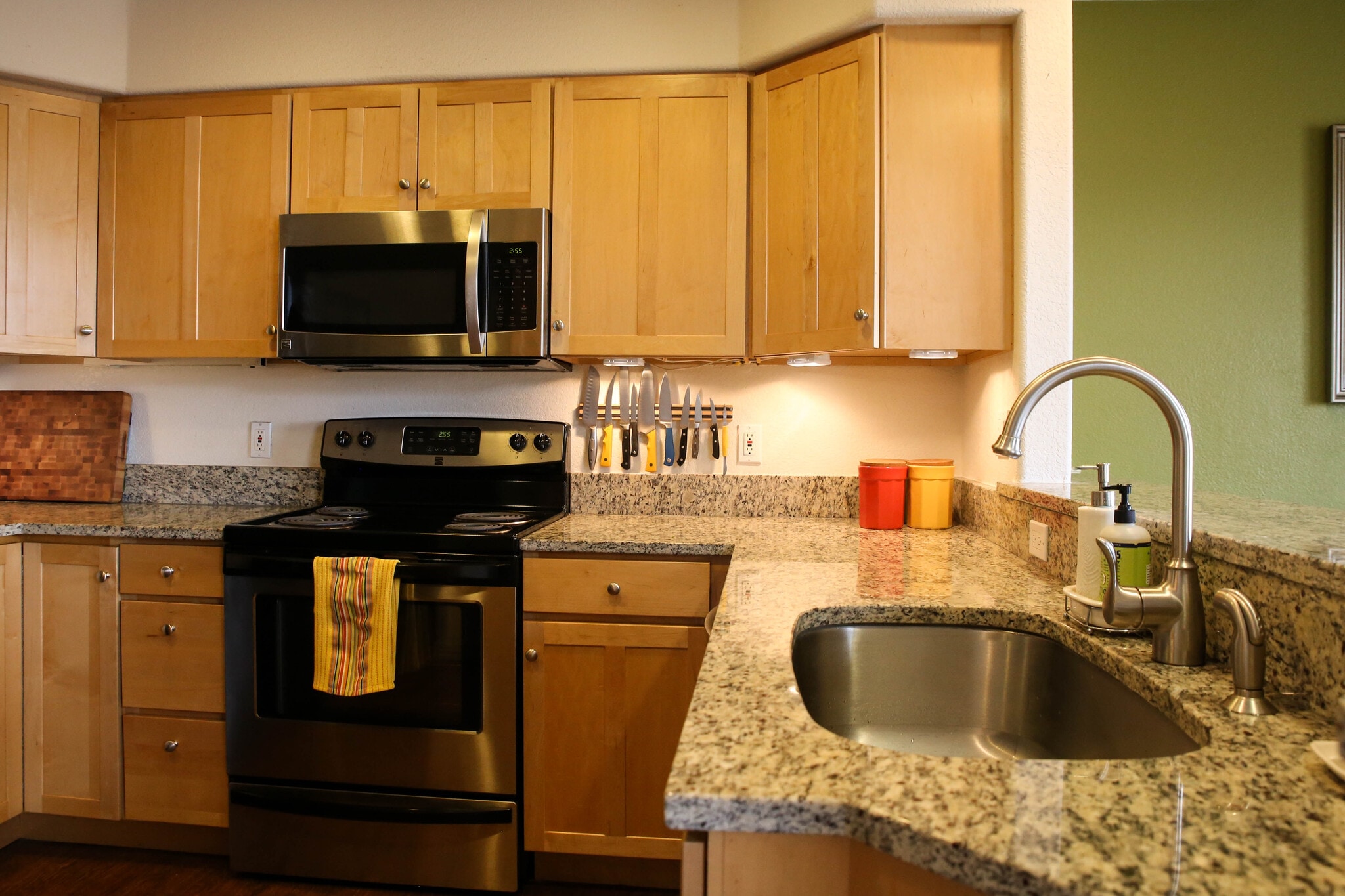 Kitchen with granite counter tops - 2028 CENTENNIAL DR