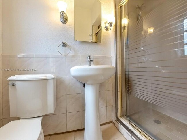 Building Photo - 3 bedroom in Miami FL 33147