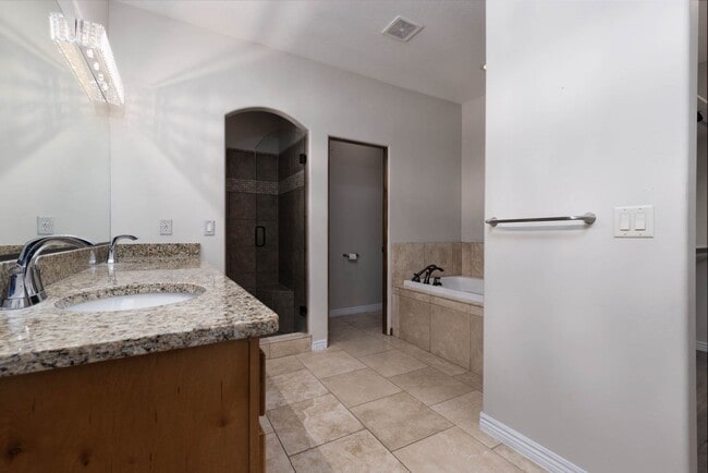 Building Photo - House in Gated Community with Views!