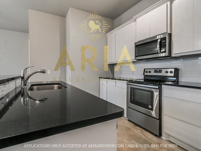 Building Photo - West Norman Urban Contemporary 3 Bed/2.5 Bath West Main Lofts Townhome Available Now!