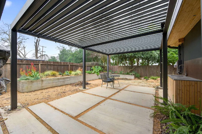 Building Photo - Not your average Davis rental.