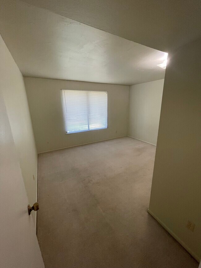 Unit 2 Bedroom - 4818 S Alder Dr