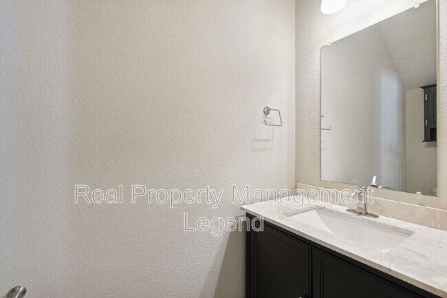 Building Photo - 812 Gray Fox Dr