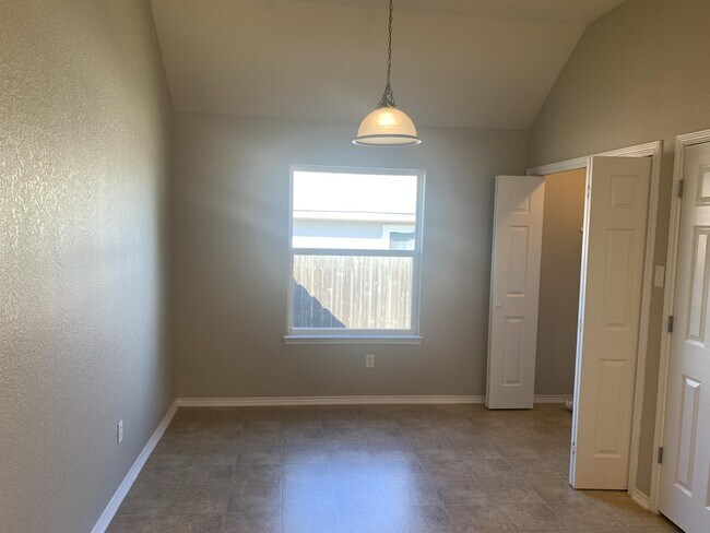 Building Photo - 5827 Alexandria Dr